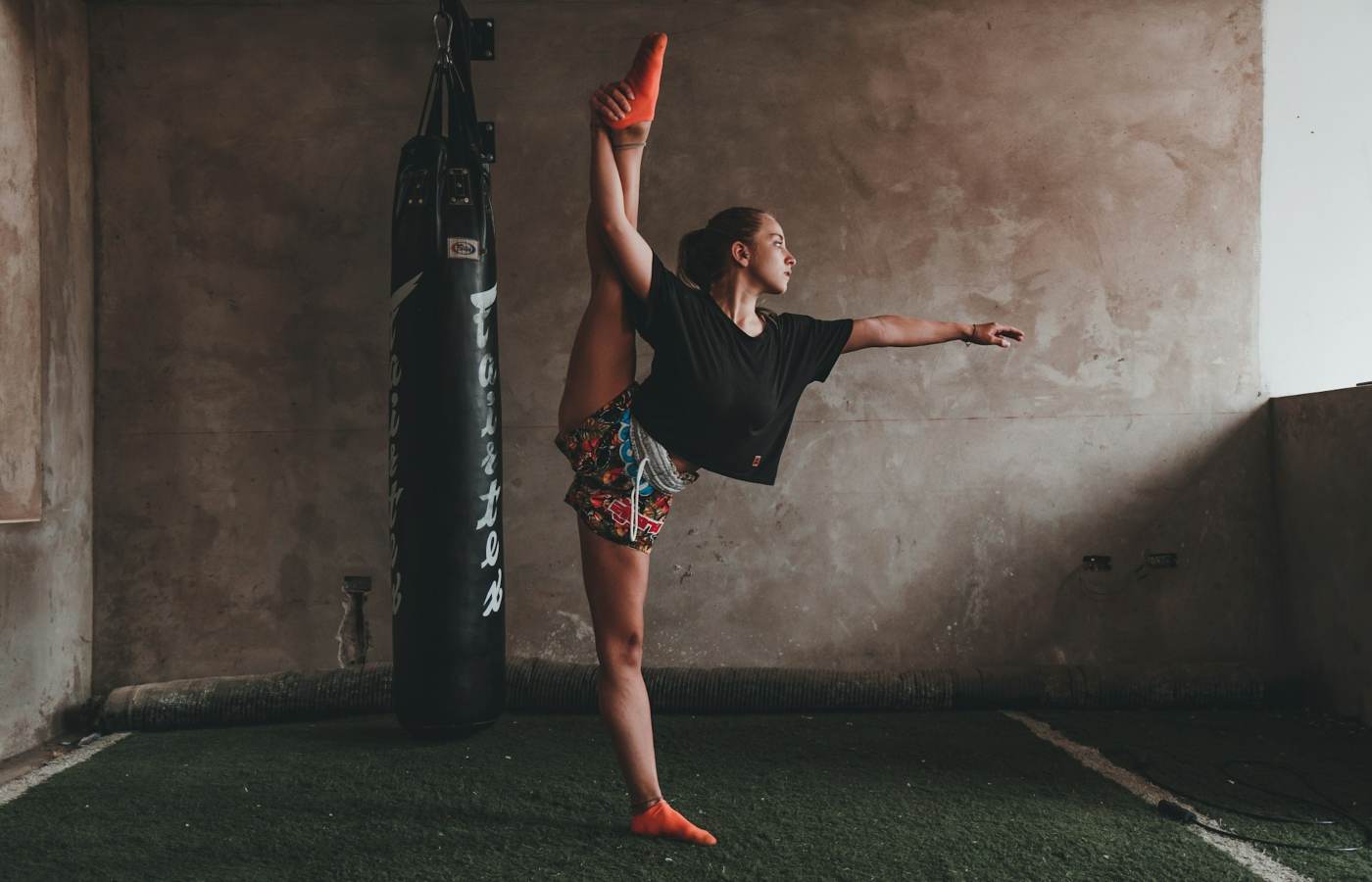 Ginasta com visto de atleta P-1 treinando elasticidade.