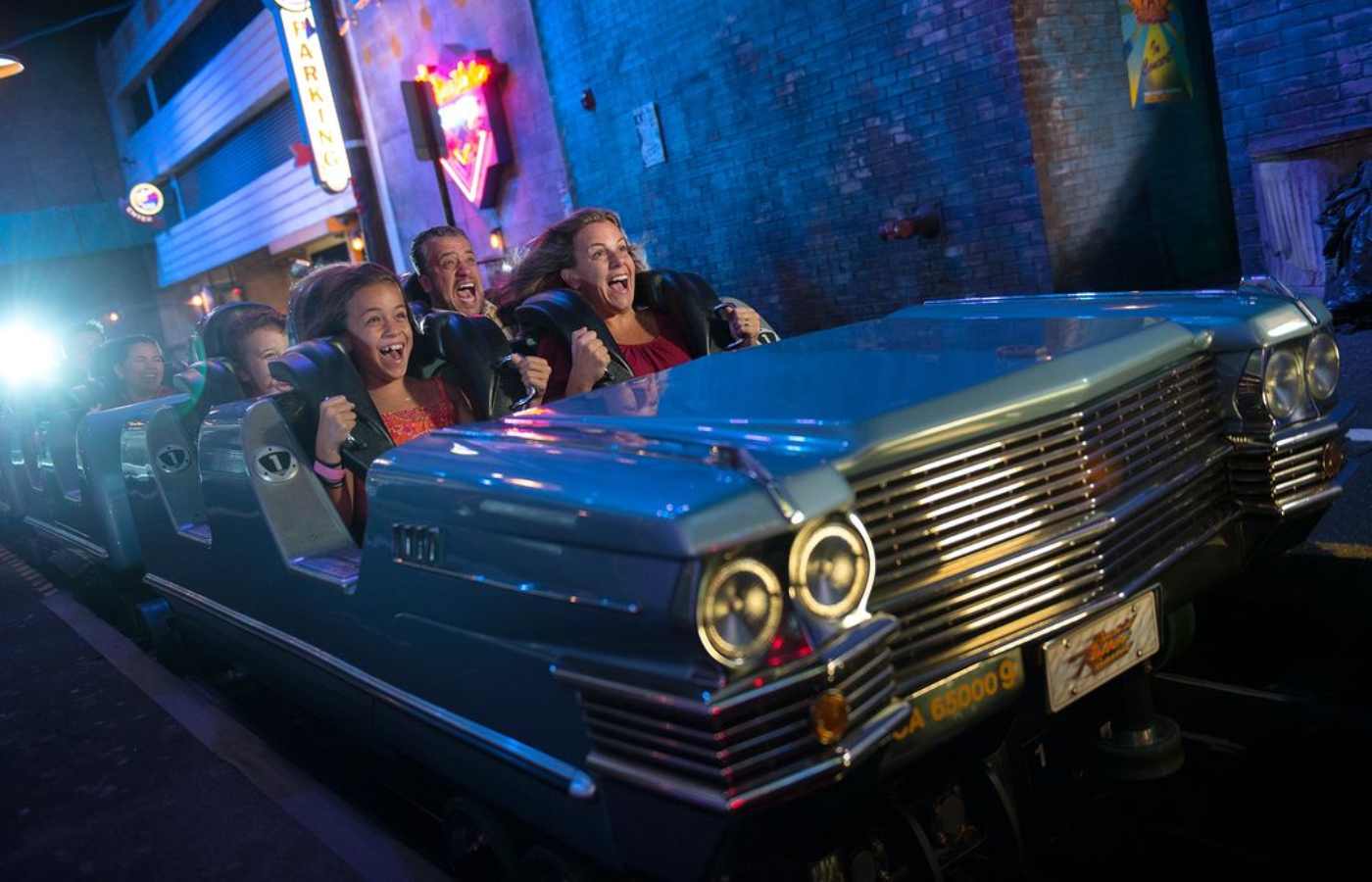 Grupo de pessoas na montanha-russa Rock 'n' Roller Coaster Starring Aerosmith, na Disney.