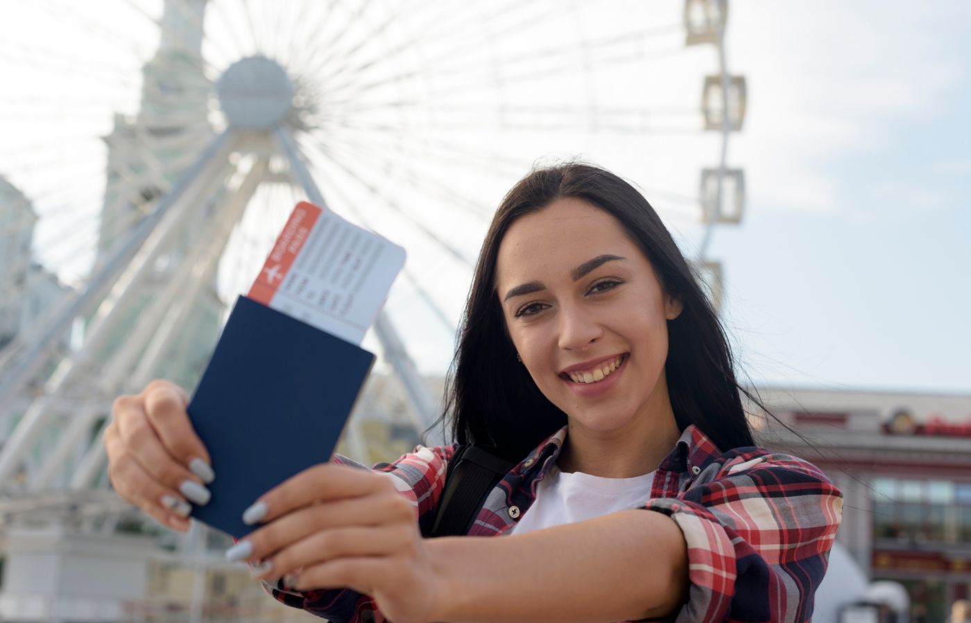 Garota sorridente com passagem aérea e passaporte com visto de estudante para a Austrália.