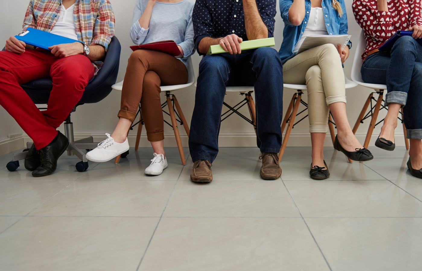 Pessoas em uma fila de espera para solicitar o visto americano