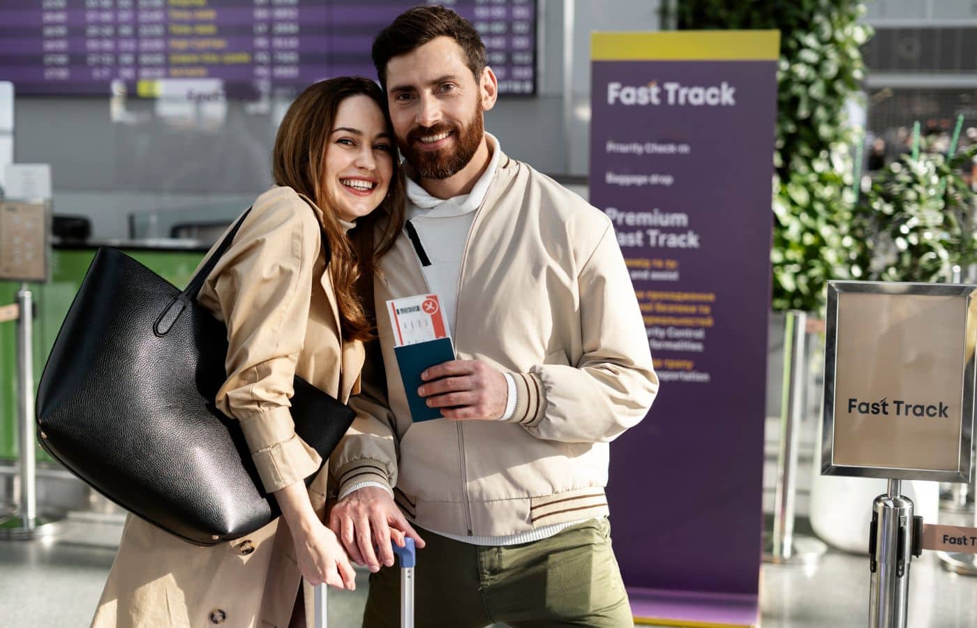 Casal sorrindo com suas malas após terem sido aprovados na entrevista do visto americano