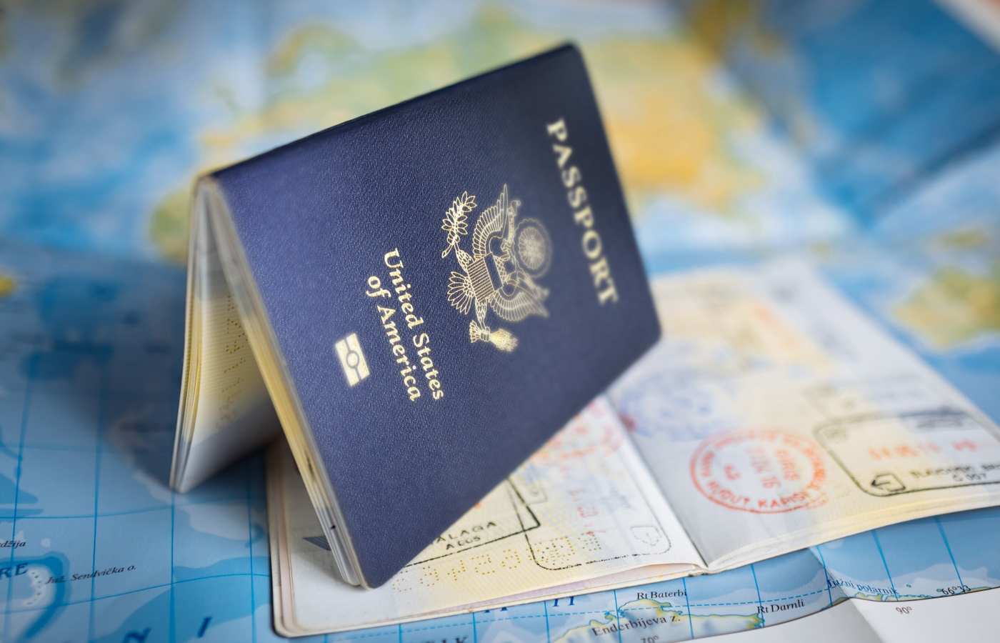 Passaporte com visto americano em cima de um mapa