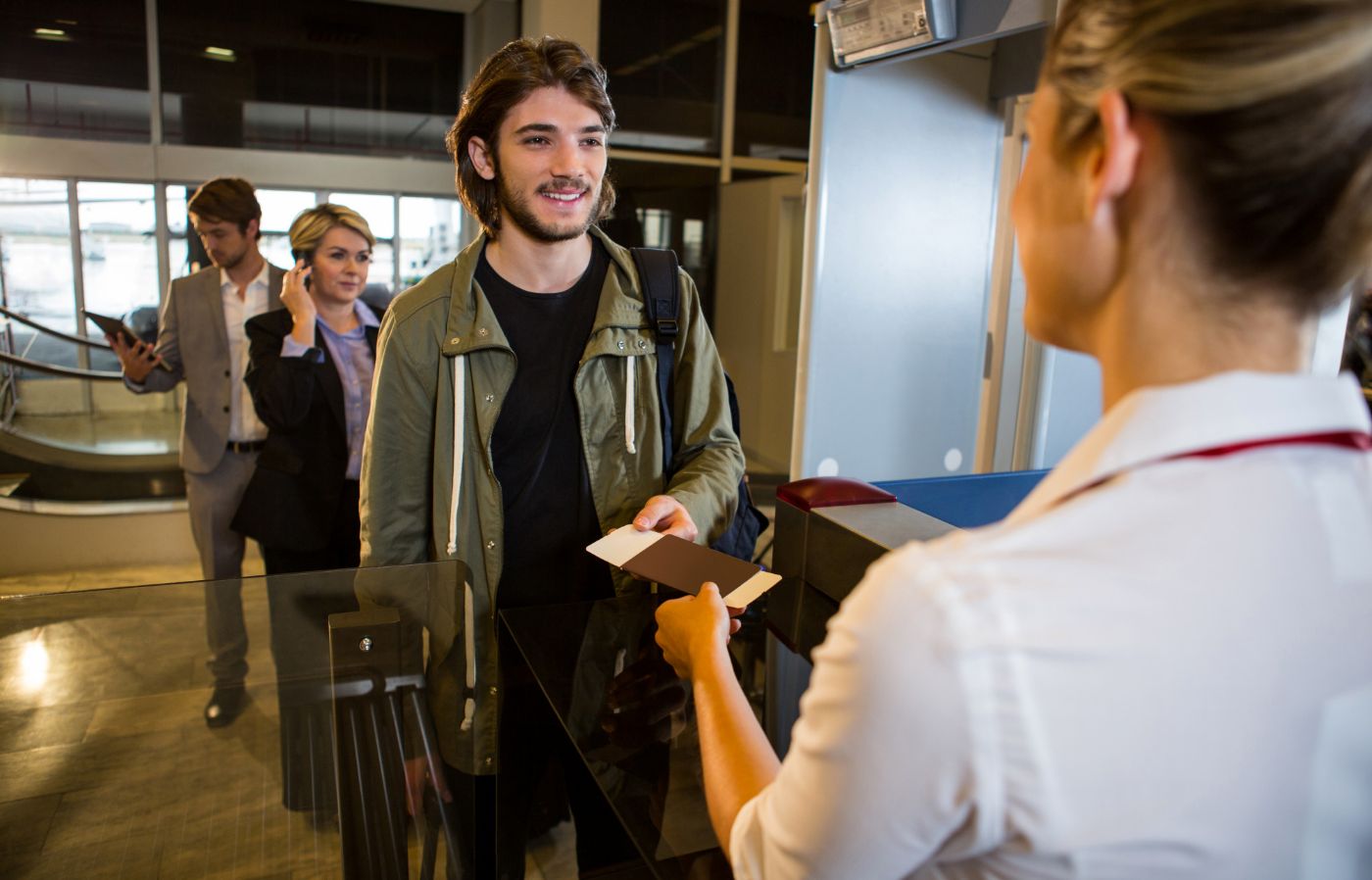 Homem com visto americano entregando passaporte para imigração