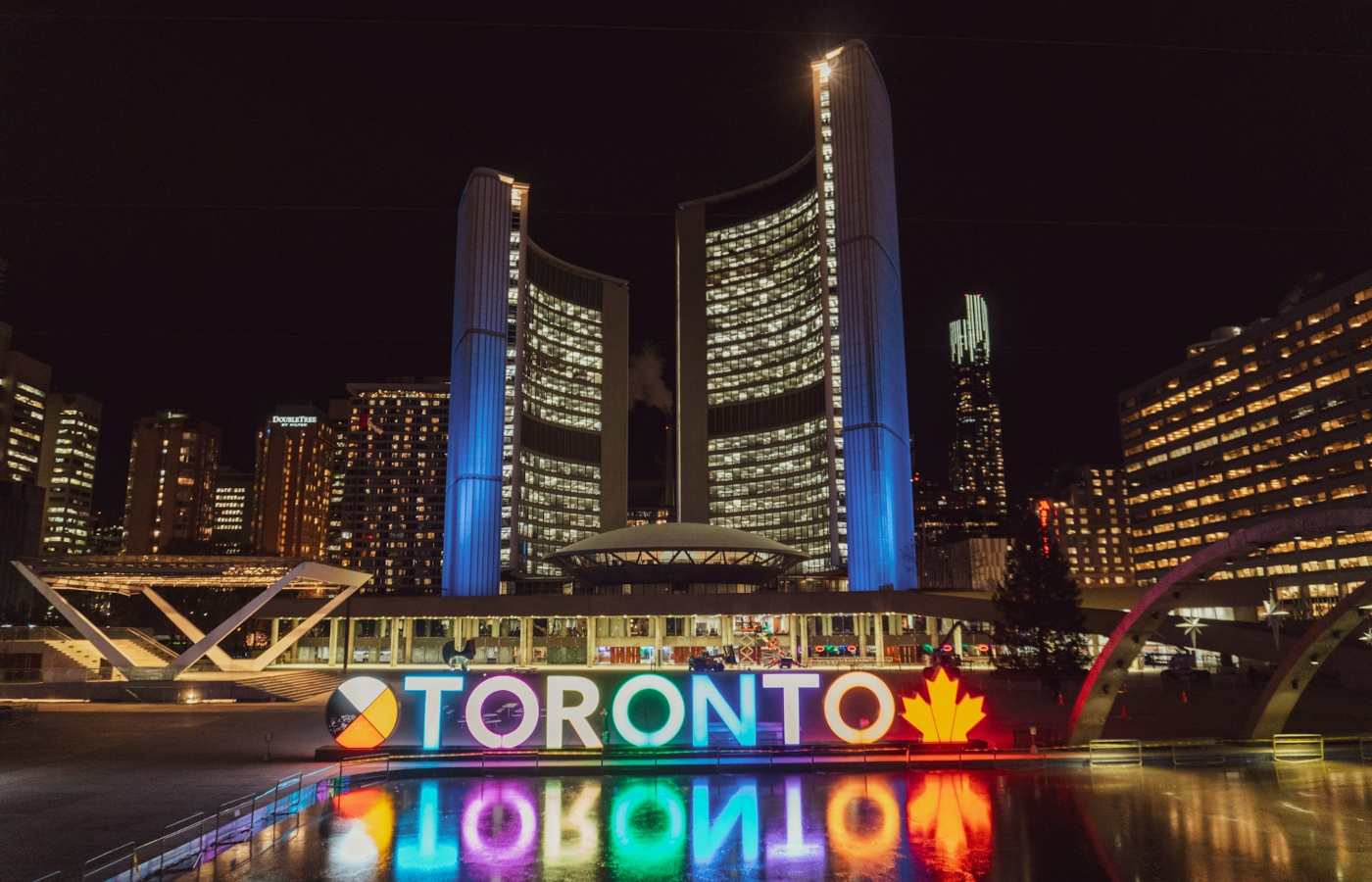 Toronto a noite, cidade que pode ser visitada com o visto de trabalho para o Canadá.