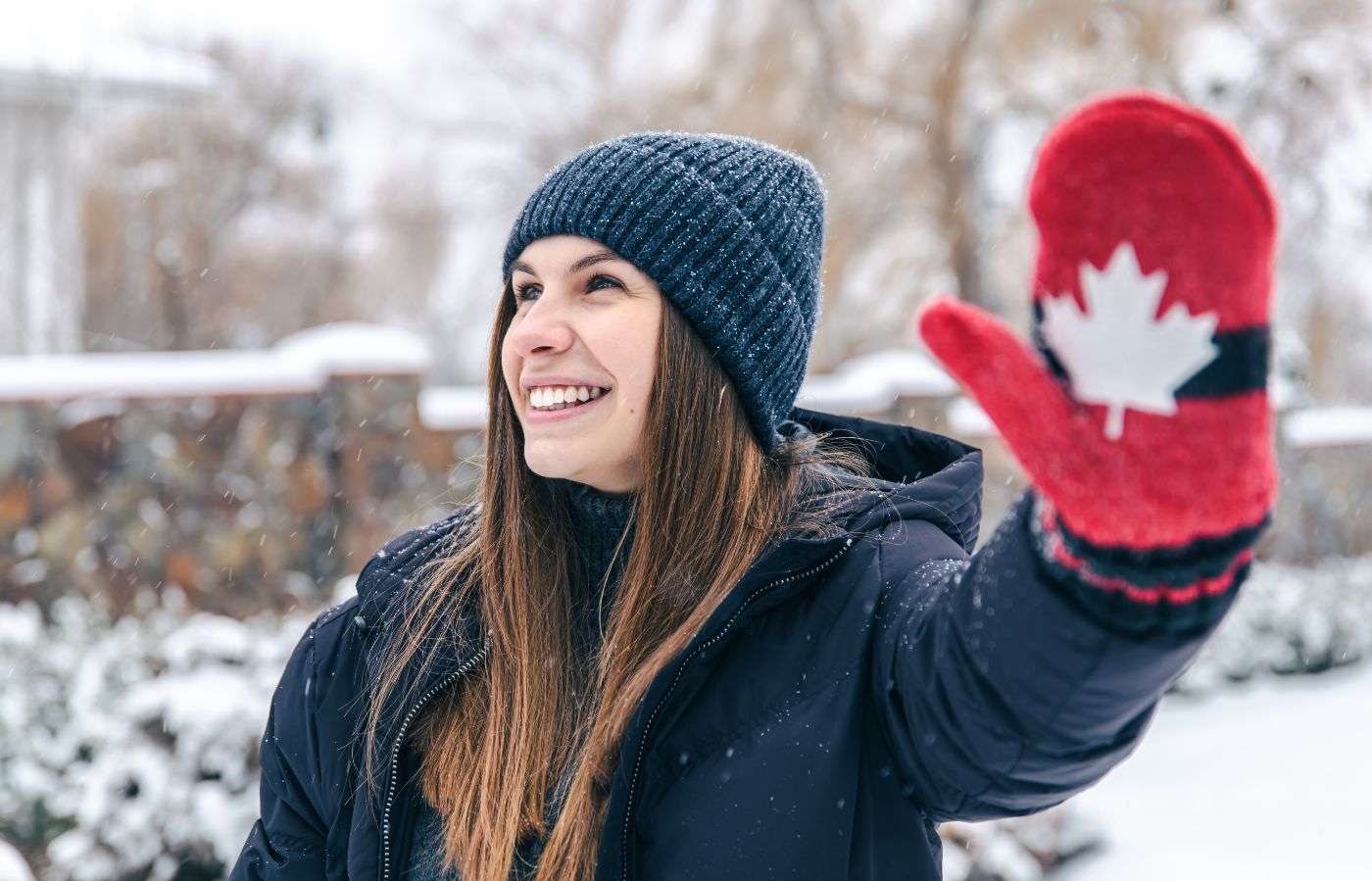 Mulher sorridente visitando o Canadá no inverno.