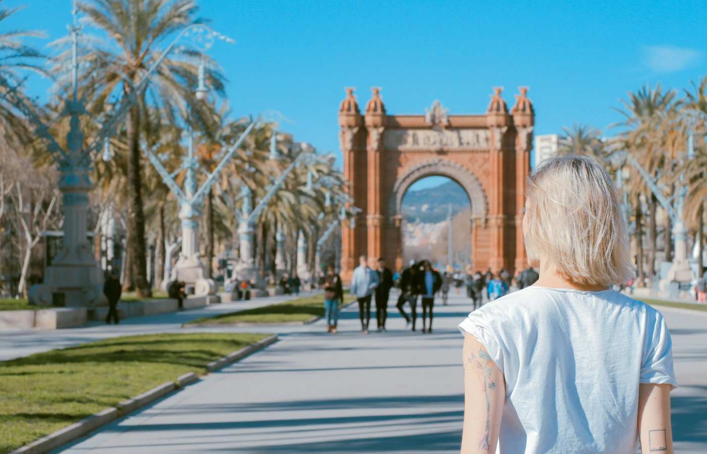 Mulher em intercâmbio na Espanha visitando um ponto turístico do país.