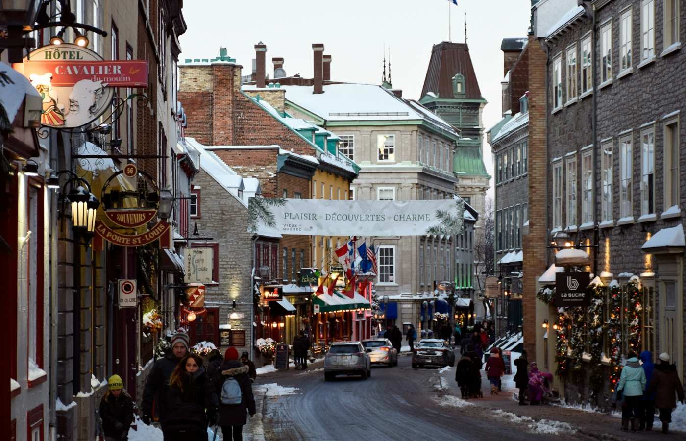 Rua lotada no Québec, a maior província do Canadá.