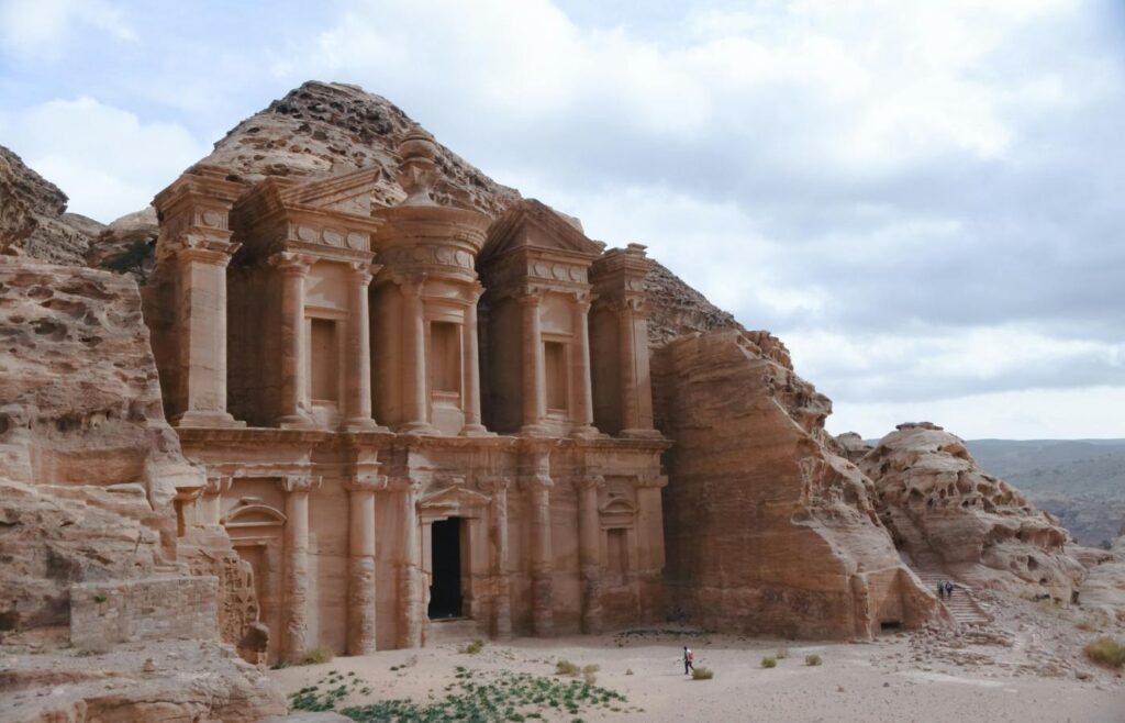 Turista vendo monumento de Petra, na Jordânia.