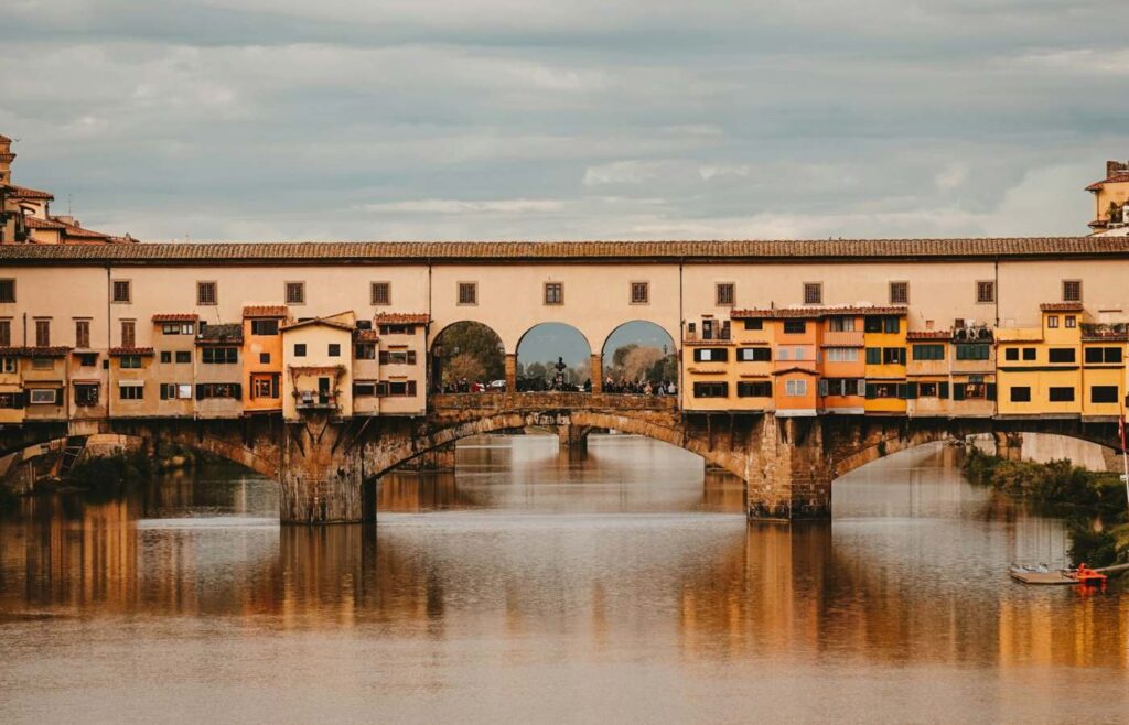 Ponte Vecchio, um importante ponto turístico da Itália.