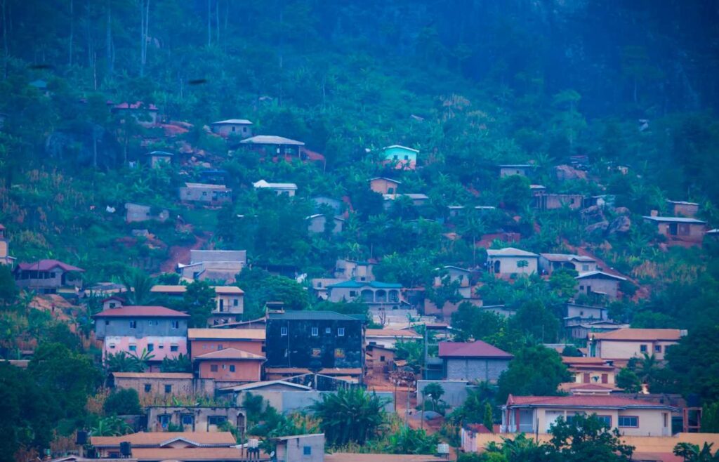 Cidade repleta de florestas em Camarões, na África.