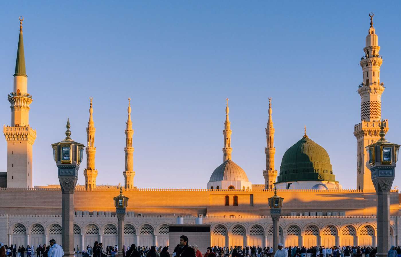 Turistas com visto para a Arábia Saudita visitando a Mesquita do Profeta.