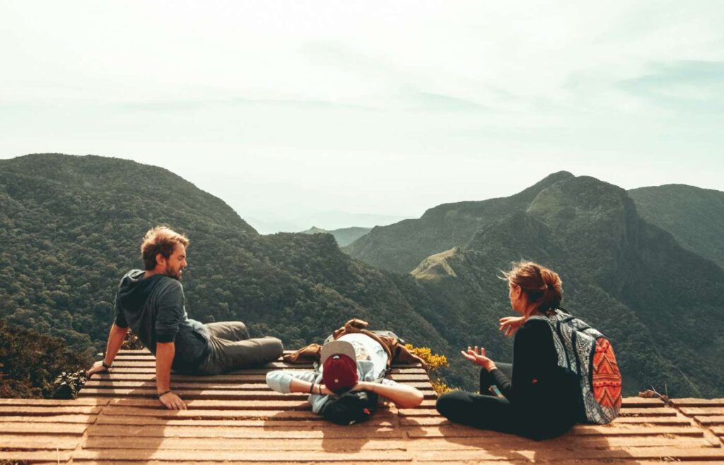 Grupo de amigos conversando no Parque Nacional das Planícies de Horton, no Sri Lanka.