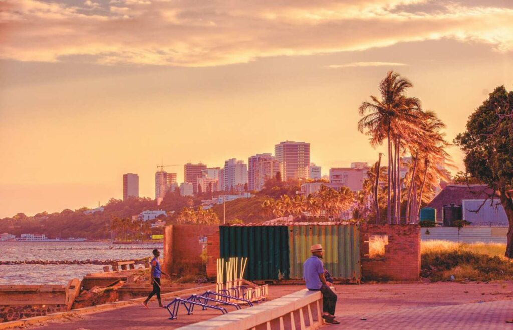 Pessoa com visto para Moçambique apreciando a paisagem da tarde no país.