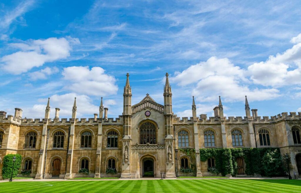 Universidade de Cambridge durante o dia.