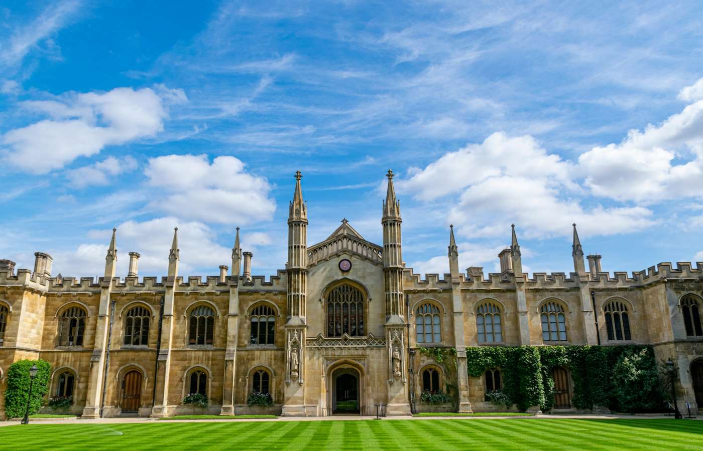 Universidade de Cambridge durante o dia.