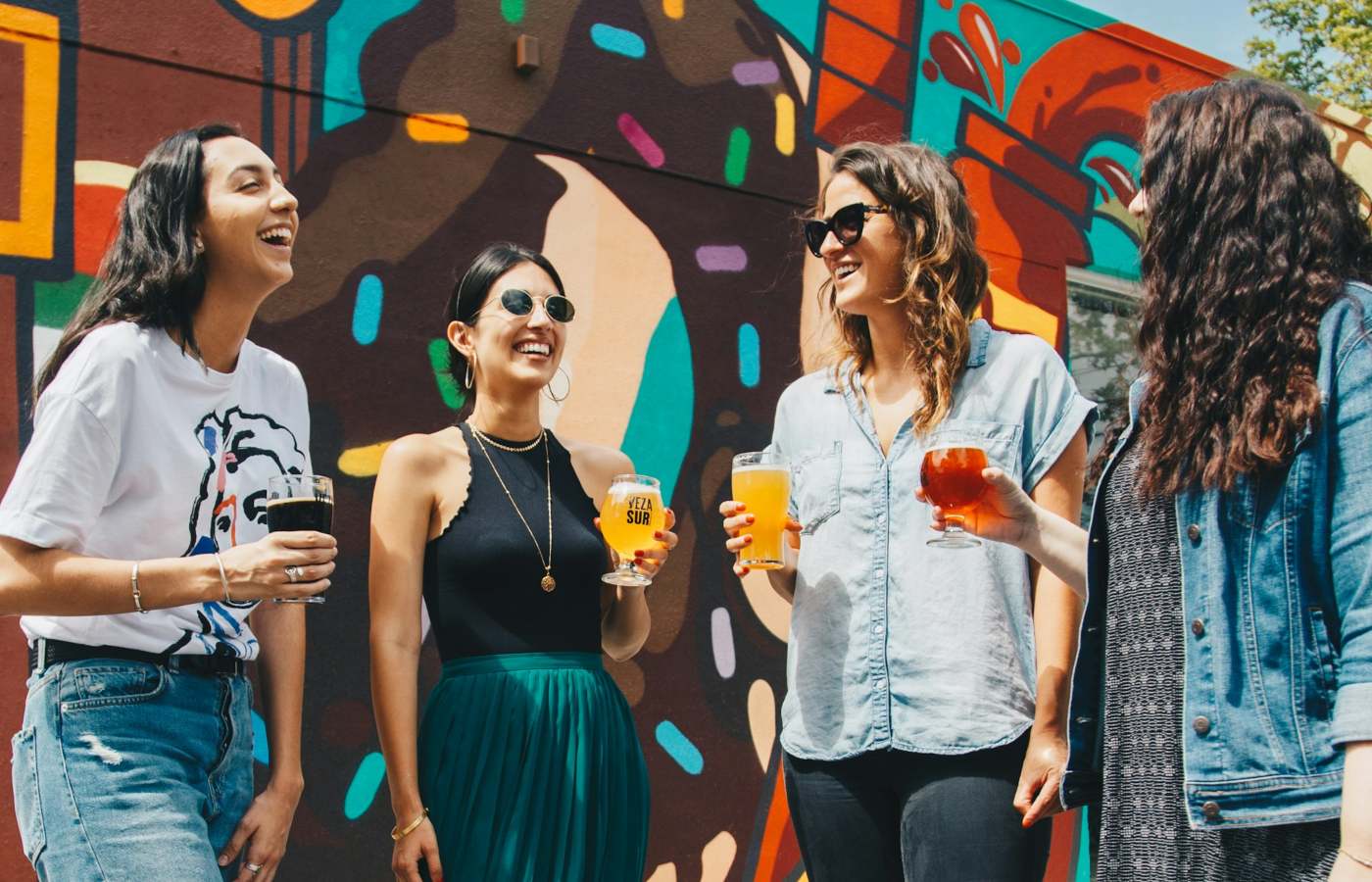 Grupo de mulheres bebendo após alcançar a maioridade no Canadá.