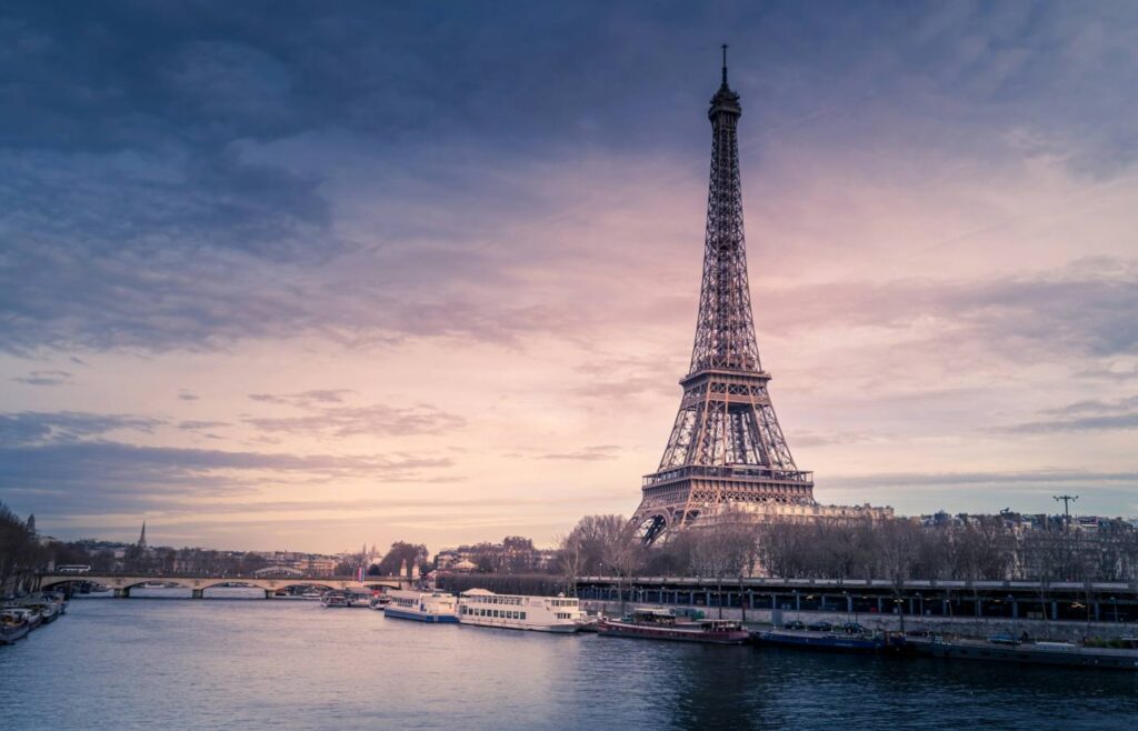 Visão da Torre Eiffel, ponto turístico afeta pelas Olimpíadas em Paris.