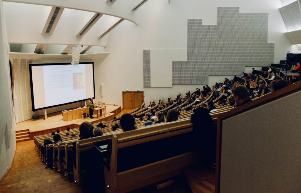 Estudantes brasileiros em sala de aula realizando intercâmbio.