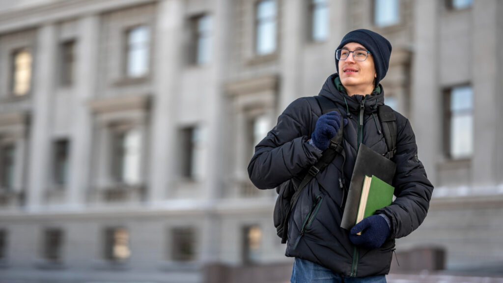 Como conciliar estudos e trabalho no exterior: dicas para o sucesso